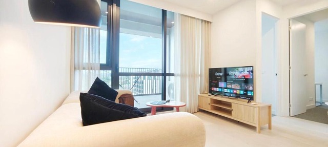 607 - 2 bedrooms 2 bathrooms large balcony opposite Box Hill Central 5 people parking space Tempo luxury apartment
