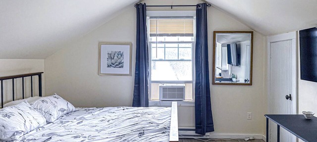 79-4 spacious studio Walk to backus hospital and downtown