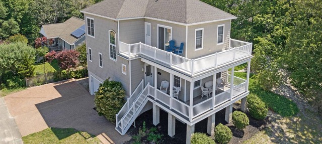 A Bayfront Beauty in Historic Townbank 4 Bedroom 2.5 Bath sleeps 9