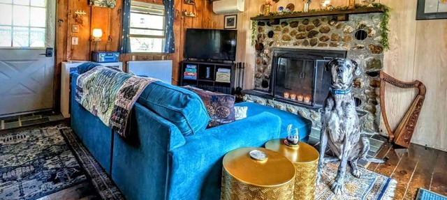 A charming cabin with beautiful lake and mountain views!