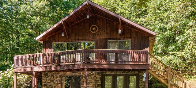 A Charming & Spacious Mountaintop Retreat with Spectacular View!