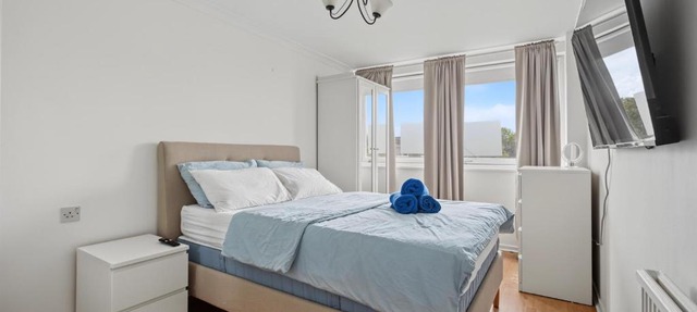 A modern, comfortable flat in West London near Kew Gardens