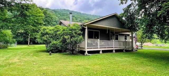 A peaceful riverside getaway in the heart of Roscoe.