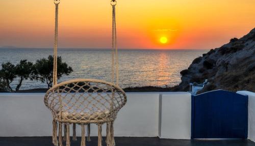 Α Peaceful Seafront Escape in Santorini- Sonus Mare