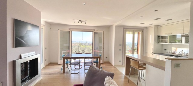 A quiet terrace with a breathtaking view of Lake Garda