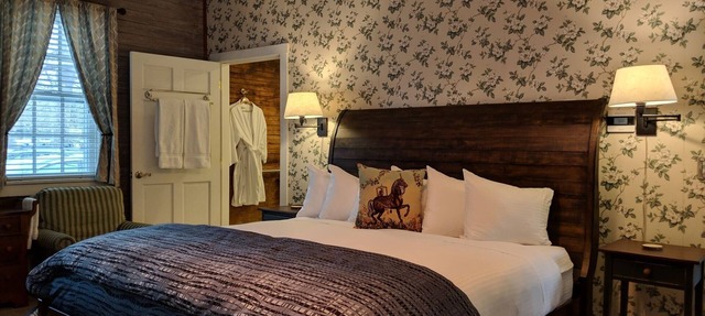 A spacious Ground-level King/King 2-room Suite B&B in Downtown Shelburne - Delicious Breakfasts! BAR
