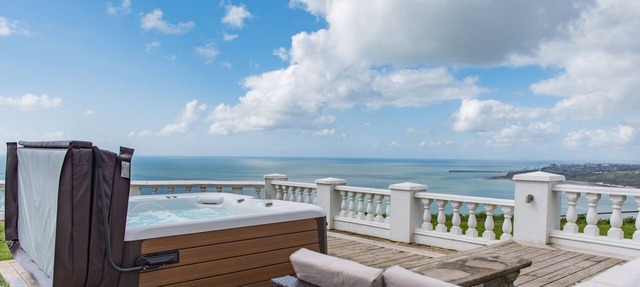Abbots Cliff House by Bloom Stays - sleeps 10 guests in 5 bedrooms