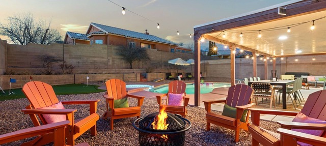 ABQ Oasis! Pool and Hot Tub OPEN ALL YEAR!, Game Room, Golf, Great for Reunions!