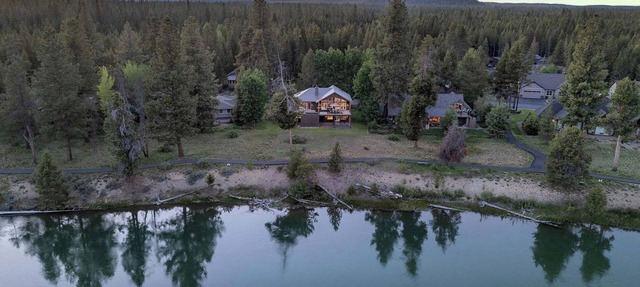 AC, on the Deschutes River, Luxury, quiet neighborhood, 5 star views!