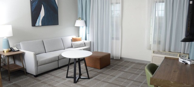 Accessible 2BR Suite | Transfer Shower + Breakfas