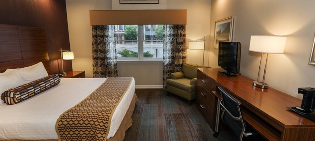 Accessible King Rm w/Sofa Bed + Outdoor Area