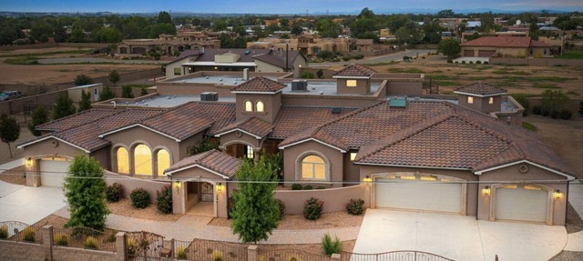 Accessible Oasis: ADA Compliant room in the heart of N Valley centrally located.