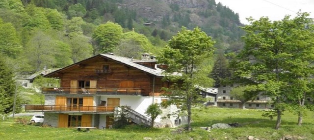 Accommodation with splendid views of Monte Rosa, 5 minutes by car from Gressoney.