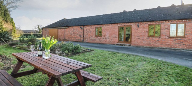 ADELAIDE COTTAGE, with pool in Ashbourne