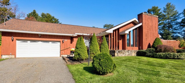 ADK Riverside Retreat-Heated Pool-Hot Tub- close to Lake George and Gore