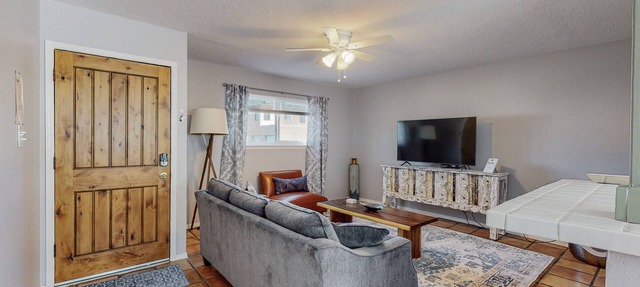 Adorable Adobe home in Downtown: 2bd/1ba, garage, yard