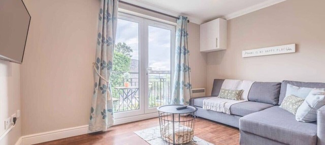 Airy 1 Bed Windsor Apt w/Balcony - By Tempstay