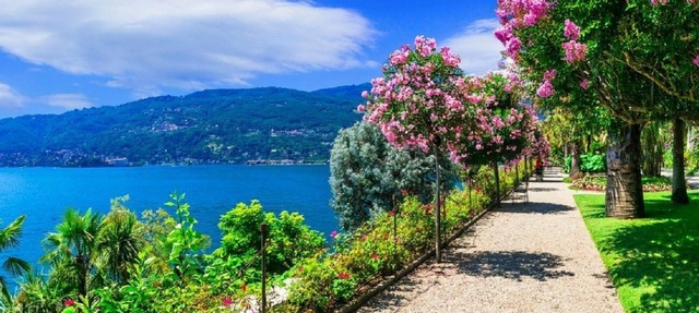 ALL-ENCOMPASSING LUXURY 600M2 VILLA WITH MAGICAL EXQUISITE VIEWS OF LAKEMAGGIORE