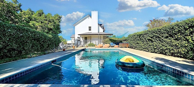 All-Inclusive Private Farm Retreat, Saltwater Hot Tub and Pool, Spa Services