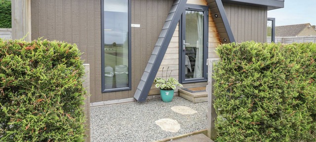 ALSTROEMERIA, romantic, character holiday cottage in Bretforton