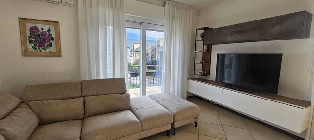 Amanda Deluxe 3-Bedroom Apartment with A/C and Mountain View