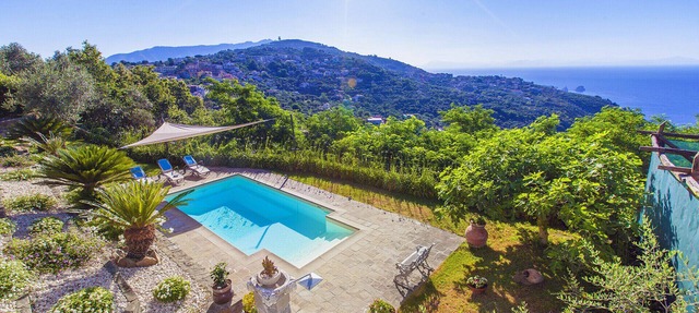 AMORE RENTALS - Villa dei Galli with Private Pool, Sea View, Garden, Parking and Air Conditioning