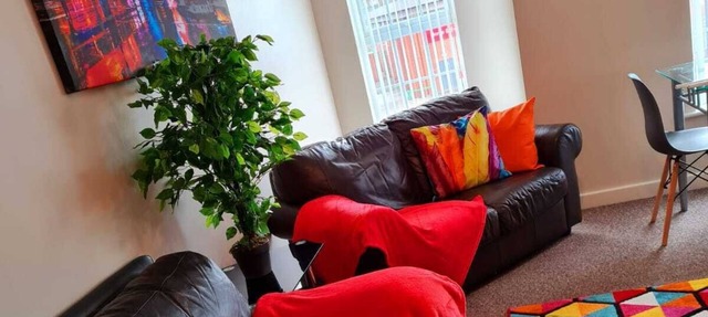 Ample Comforts - 2 bedroom, Cozy Apartment Sleeps 4. Central Warrington. Free Se