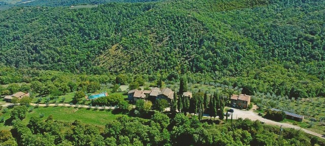 Ancient hamlet in an extremely panoramic position, nestling amidst green woods and hills, a few km f