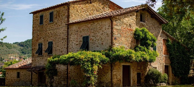 Ancient with private garden and swimming pool, characteristic and rustic style. Situated in the gree