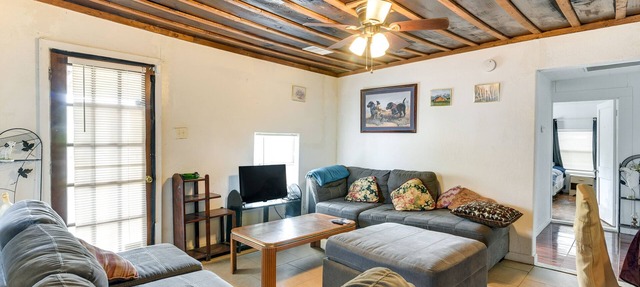 Angleton Home w/ Smart TVs - 16 Mi to Beaches!