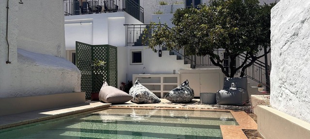 Anna House, super chic peaceful courtyard garden with oasis pool walk into town.