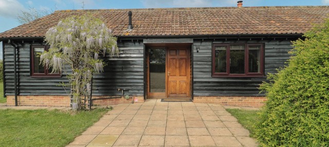 ANNEX AT BARNFIELD HOUSE, pet friendly, with open fire in Devizes