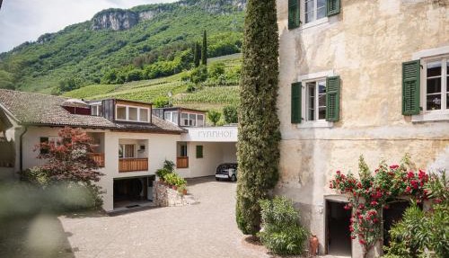Ansitz Rynnhof - Ferienwohnungen am Bioweinhof in Tramin, Ruhe, Wein & Aktivurlaub