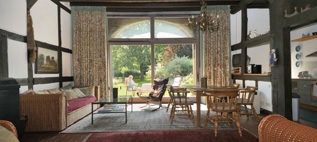 Apartment 'Deelen' with Private Terrace, Shared Garden and Wi-Fi