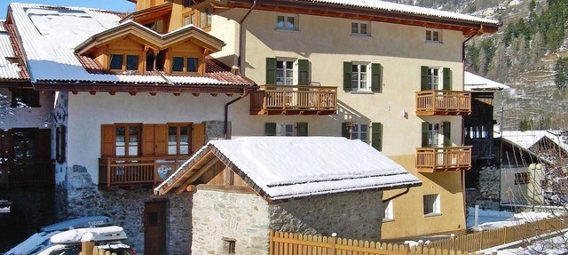 Apartment in Pellizzano with paid sauna