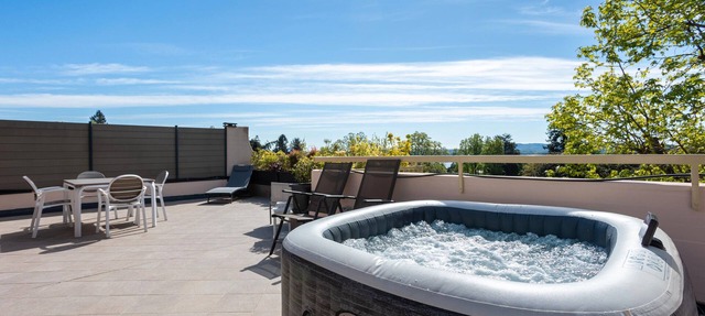 Apartment 'Jacuzzi E Vistalago' with Lake View, Wi-Fi and Air Conditioning