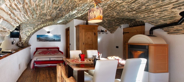 Apartment 'La Cachette' with Mountain View, Private Terrace and Wi-Fi