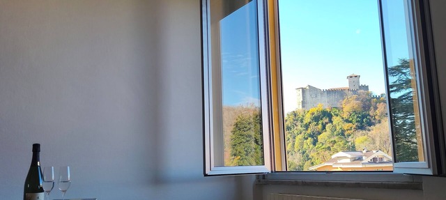 Apartment overlooking lake and Rocca Bellavi(s)ta Angera