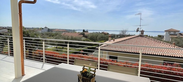 Apartment with large terrace (lake view) and shared pool