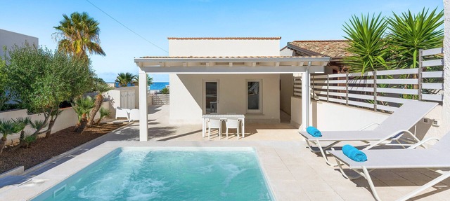 Apartment with small pool and sea 50 meters away