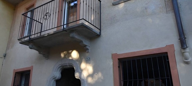 Apartmentin historical context - yellow