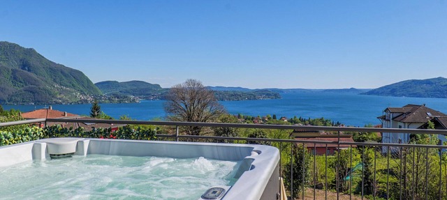 Approx. 210 m² 6½-room house unit with large sun terrace with whirlpool and dream lake view