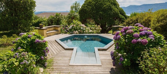 Approximately 250 m² 7-room house with refreshment basin and dream view