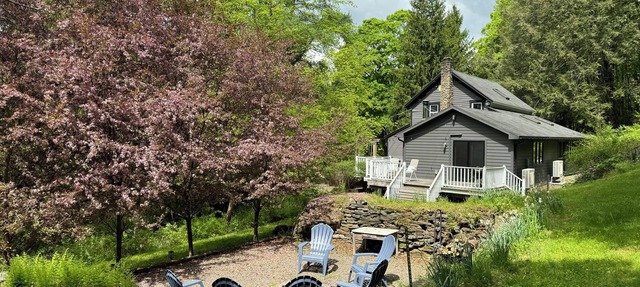 Architectural Gem - Catskill Chalet, hot tub, wraparound deck on 6 acres