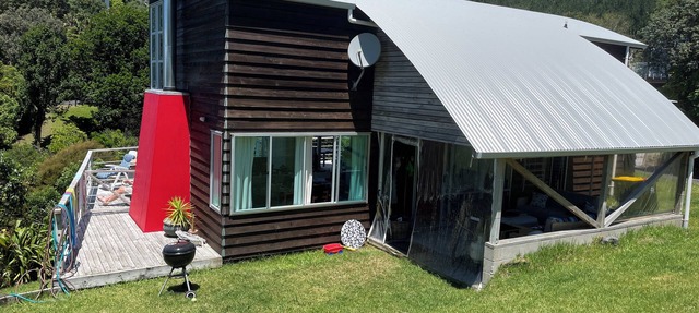 Architecturally designed bach in a quiet cul de sac overlooking a bush reserve