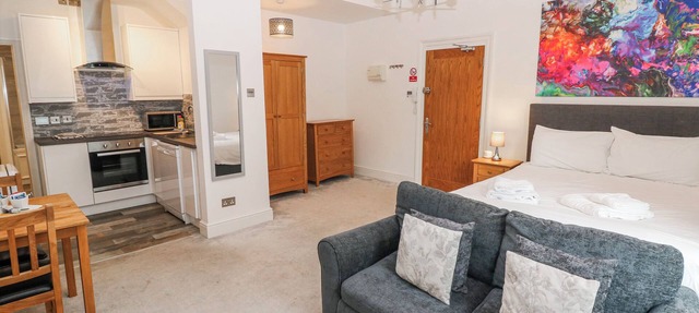 ARKWRIGHT, pet friendly, with a garden in Matlock Bath