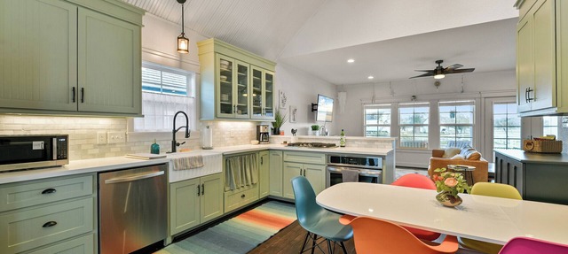 Artistic & Charming 2-bedroom house on quiet lake near NASA and Galveston