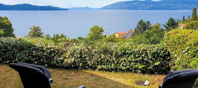 Attractive studio with terrace, garden, air conditioning, pool and dream lake view