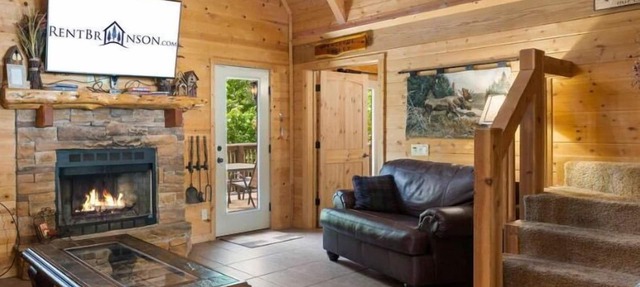 Authentic Log Cabin-HotTub, Loft, Near Big Cedar, Pet Friendly, Free Daily Attraction Tickets!