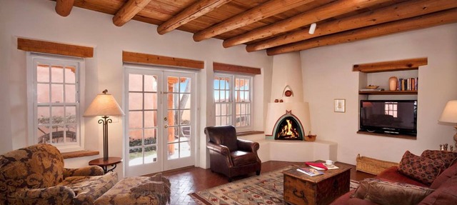 Authentic Southwest Elegance ~Walk to Plaza, Kiva Fireplaces, Private